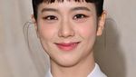 Gaya Imut Jisoo Tampil Berponi ala Audrey Hepburn