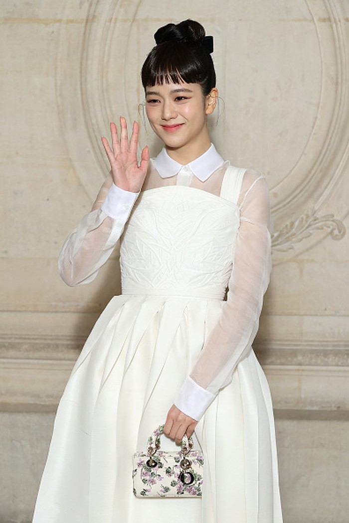 isoo BLACKPINK di Paris Fashion Week 2023 PARIS, FRANCE - JANUARY 23: (L to R) Delphine Arnault, Jisoo, TAG Heuer CEO Frederic Arnault and Rachel Zegler attend the Christian Dior front row during Paris Fashion Week Haute Couture Spring Summer 2023 on January 23, 2023 in Paris, France. (Photo by David M. Benett/Dave Benett/Getty Images)