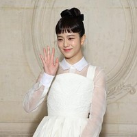 Saat tiba di red carpet, Jisoo BLACKPINK terlihat memakai busana serba putih. Sebuah gaun dari koleksi DIOR Couture Autumn Winter 2022 rancangan Grazia Maria Chiuri. Foto: Getty Images