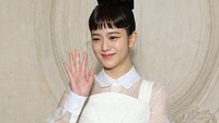 Gaya rambutnya membuat penampilannya semakin imut dengan ditata ala Audrey Hepburn. Foto: Getty Images