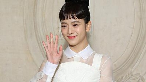 7 Gaya Jisoo BLACKPINK Tampil Bak Audrey Hepburn di Paris Fashion Week 2023