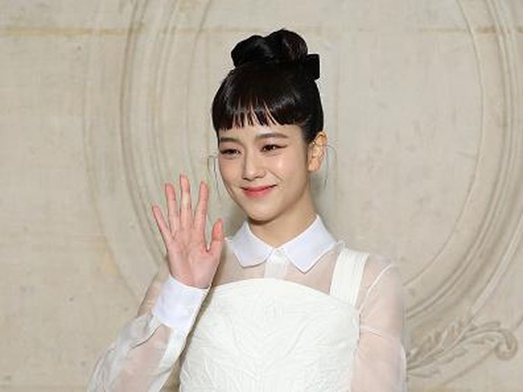 Gaya Imut Jisoo Tampil Berponi ala Audrey Hepburn