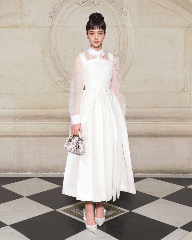 Sebagai house ambassador Dior, Jisoo BLACKPINK pun tak melewatkan presentasi koleksi couture rumah mode Prancis tersebut. Anggun berbalut gaun putih, Jisoo juga bersolek dengan koleksi tas Micro Lady D-Joy bermotif floral. Tidak ketinggalan, koleksi sepatu Jadior Slingback Pump seharga $2,090 AUD atau sekitar Rp 22 jutaan. (Foto: David M. Benett/Getty Images)