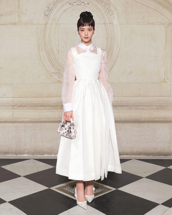 isoo BLACKPINK di Paris Fashion Week 2023 PARIS, FRANCE - JANUARY 23: (L to R) Delphine Arnault, Jisoo, TAG Heuer CEO Frederic Arnault and Rachel Zegler attend the Christian Dior front row during Paris Fashion Week Haute Couture Spring Summer 2023 on January 23, 2023 in Paris, France. (Photo by David M. Benett/Dave Benett/Getty Images)