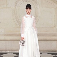 Sebagai house ambassador Dior, Jisoo BLACKPINK pun tak melewatkan presentasi koleksi couture rumah mode Prancis tersebut. Anggun berbalut gaun putih, Jisoo juga bersolek dengan koleksi tas Micro Lady D-Joy bermotif floral. Tidak ketinggalan, koleksi sepatu Jadior Slingback Pump seharga $2,090 AUD atau sekitar Rp 22 jutaan. (Foto: David M. Benett/Getty Images)