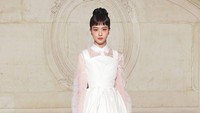 Kim Jisoo tampil dengan gaun putih yang anggun. Foto: Getty Images