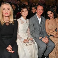 Sebagai tamu spesial, Jisoo BLACKPINK duduk didampingi CEO DIOR Delphine Arnault hingga CEO Tag Heuer Frederic Arnault. Foto: Getty Images