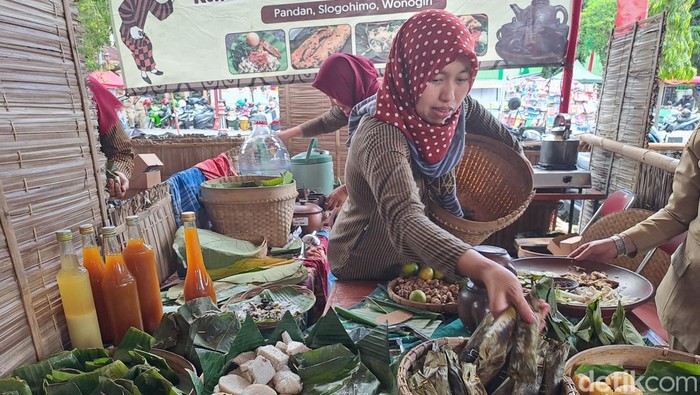 Jajanan jadul khas Wonogiri di Pasar Dhoplang. Foto diunggah 24 Januari 2023.