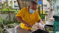 Salah satunya yang paling terkenal ada Es Krim Uncle yang berjualan di antara perbatasan mall Ion Orchard dan iSETAN. Dengan gerobak kuning yang ikonik, es krim ini masih menjadi ikon jajanan di Singapura.  Foto: detikFood