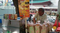Tak heran es krim ini selalu menjadi incaran para turis. Terutama turis dari negara Indonesia, Filipina dan Thailand yang menurut sang penjual paling banyak mampir untuk jajan di sini. Foto: detikFood