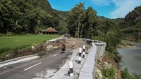Rencananya Pemkab Bantul akan bekerja sama dengan pakar geologi untuk melakukan berbaikan jalan tersebut.
