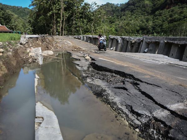 Jalan Penghubung Desa Wisata di Bantul Amblas