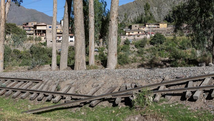 Jalur Kereta di Peru Rusak Gegara Aksi Protes Demonstran OLLANTAYTAMBO, PERU - JANUARY 23: General view of damaged railway tracks which lead to Machu Picchu after last week's protest to demand the resignation of Dina Boluarte on January 23, 2023 in Ollantaytambo, Peru. Amid a nationwide strike, weeks-long anti-government protests continue across the country as President Dina Boluarte and key ministers face an inquiry over clashes that have left dozens of people dead. (Photo by Michael Bednar/Getty Images)