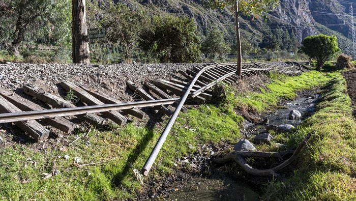 Jalur Kereta di Peru Rusak Gegara Aksi Protes Demonstran OLLANTAYTAMBO, PERU - JANUARY 23: General view of damaged railway tracks which lead to Machu Picchu after last week's protest to demand the resignation of Dina Boluarte on January 23, 2023 in Ollantaytambo, Peru. Amid a nationwide strike, weeks-long anti-government protests continue across the country as President Dina Boluarte and key ministers face an inquiry over clashes that have left dozens of people dead. (Photo by Michael Bednar/Getty Images)