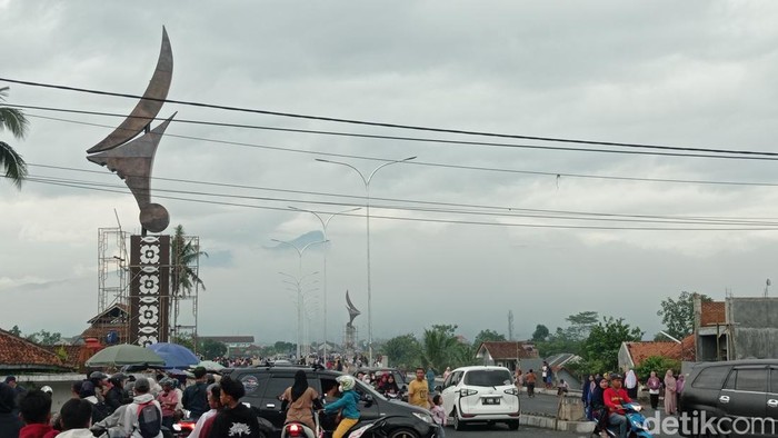 Kerumunan warga di kawasan proyek pembangunan jembatan Ciloseh, Kota Tasikmalaya, Selasa (24/1/2023).