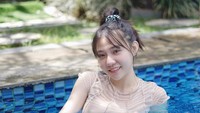 Meski suka di kolam renang, Jena Dammaya mengaku cuma bisa berenang gaya tiduran. (Foto: dok Instagram)