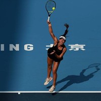 Laporan terbaru menyebutkan atlet Amerika Serikat itu memiliki kekayaan senilai £ 5,4 miliar atau sekitar 99 triliunan. Uangnya dipastikan bertambah £ 1,6 juta atau 29 miliaran setelah bertanding di Grand Slam. Tapi bukan dari karier tenisnya melainkan bisnis keluarga. Foto: Instagram @jpegula