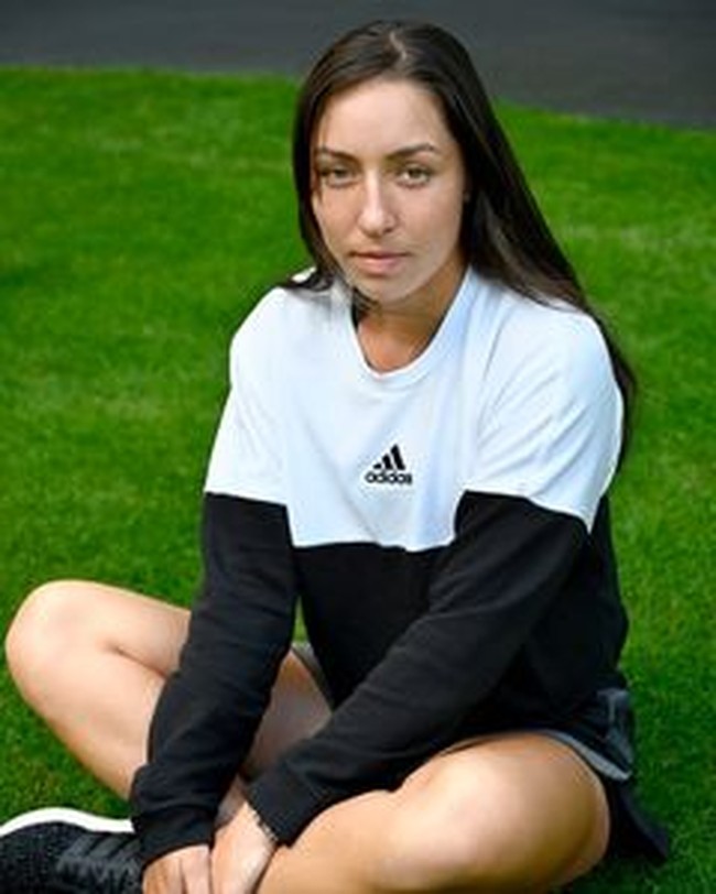 Tapi meski sudah kaya, Jessica bertekad untuk jadi juara tenis. Ibunya sendiri pernah mempertanyakan mengepa wanita itu bersusah-susah latihan secara profesional padahal bisa saja menikmati kekayaan keluarga.Aku ingat pernah berpikr mengapa dia ingin terus melakukan ini. Ada banyak wanita yang keluarganya bergantung pada mereka melalui tenis tapi dia tidak perlu mengkhawatirkan itu (keuangan keluarga). Dia tidak harus melakukan ini dan hidupnya akan lebih mudah, kata ibunya, Kim Pegula.Foto: Instagram @jpegula