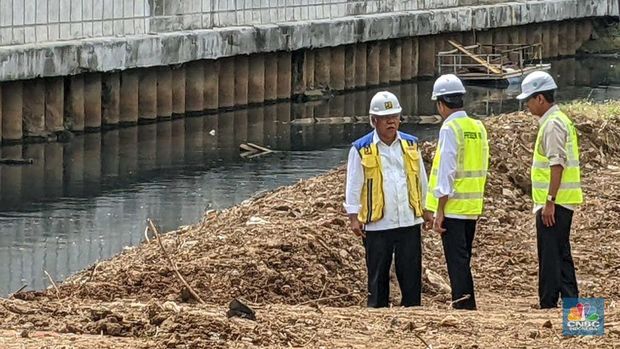 Jokowi meninjau proyek sodetan Kali Ciliwung, Selasa (24/1/2023). (CNBC Indonesia/Emir Yanwardhana)