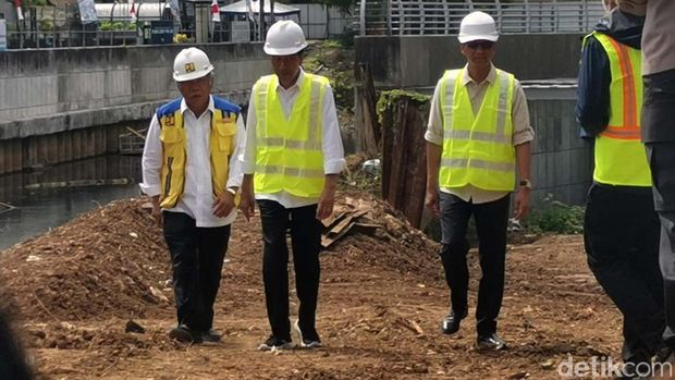 Presiden Joko Widodo meninjau pembangunan proyek pembangunan Sodetan Kali Ciliwung. Jokowi menargetkan proyek ini selesai pengerjaannya pada April 2023.