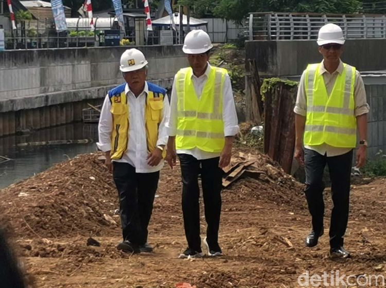 Momen Jokowi Tinjau Sodetan Ciliwung yang Mandek 6 Tahun