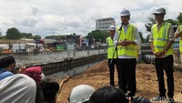 Sementara di Jakarta terus dibangun proyek penanganan banjir, termasuk Sodetan Ciliwung yang sudah berhenti 6 tahun. Jokowi menyebut pembebasan lahan memakan waktu satu setengah bulan.