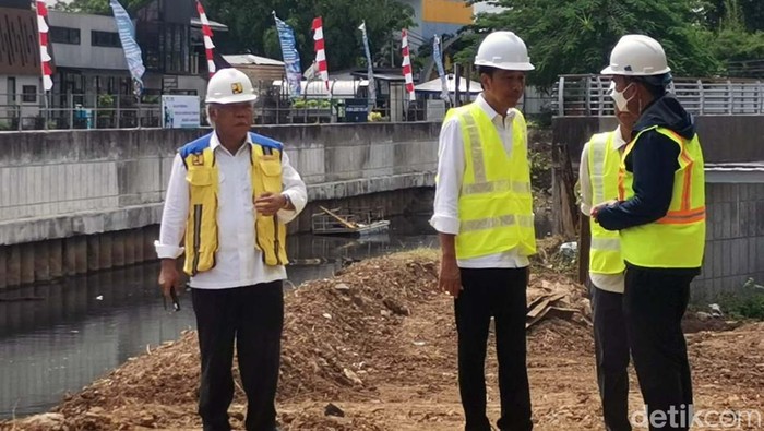 Jokowi Tinjau Sodetan Ciliwing yang Mandek 6 Tahun Presiden Joko Widodo meninjau pembangunan proyek pembangunan Sodetan Kali Ciliwung. Jokowi menargetkan proyek ini selesai pengerjaannya pada April 2023.