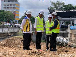 Ditanya Kapan Jakarta Bebas Banjir, Jokowi: Tanya ke Gubernur