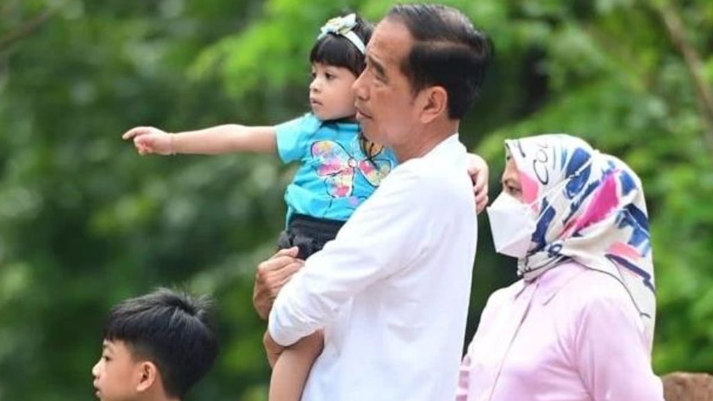 Gaya Iriana Jokowi Liburan Bareng Cucu, Pakai Sepatu Rp 8,2 Juta