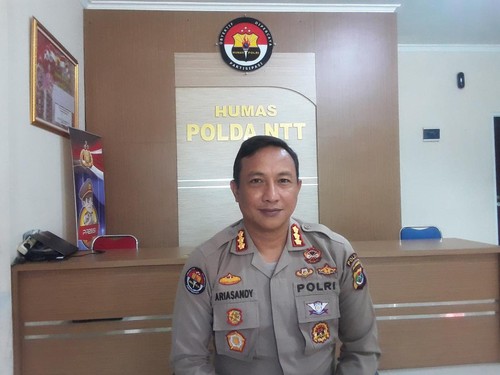 Kabid Humas Polda NTT Kombes Ariasandy saat diwawancarai detikBali di ruang kerjanya, Selasa (24/01/2023).