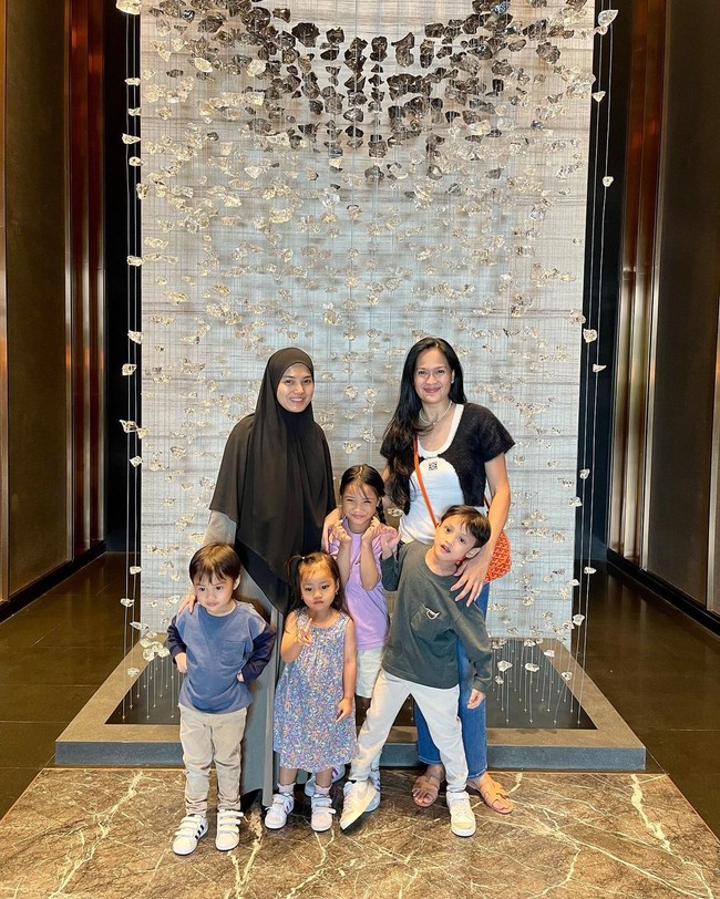 Punya banyak cucu, Donna Harun tetap cocok bergaya seperti anak muda. Tidak sedikit netizen memuji penampilannya yang awet muda. Foto: Instagram @donnaharunofficial