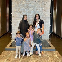 Punya banyak cucu, Donna Harun tetap cocok bergaya seperti anak muda. Tidak sedikit netizen memuji penampilannya yang awet muda. Foto: Instagram @donnaharunofficial