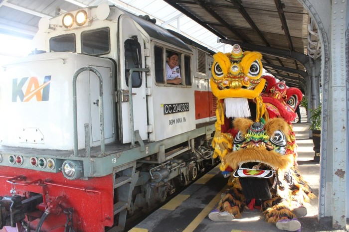 Kereta api saat libur Imlek