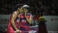 Pramudya/Yeremia mendominasi gim pertama untuk memimpin 11-5 di interval pertama. Fajar/Rian kewalahan menghadapi permainan cepat dan pukulan-pukulan preisisi Pramudya/Yeremia. Pramudya/Yeremia berhak atas gim pertama dengan keunggulan 21-18.