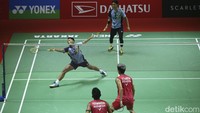 Start Fajar/Rian lebih baik di gim kedua dengan unggul 5-1 dari Pramudya/Yeremia. Backhand Pramudya membentur net untuk menandai skor 11-5 bagi Fajar/Rian saat interval.