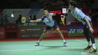 Fajar/Rian ngebut untuk meninggalkan Pramudya/Yeremia dengan selisih sembilan poin dalam kedudukan 18-9. Fajar/Rian tidak menyia-nyiakan momentum positif guna merebut gim kedua 21-14.