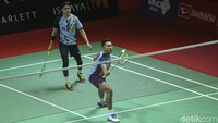 Skenario serupa terjadi di gim ketiga di mana Fajar/Rian memimpin sejak awal. Penempatan bola yang cerdik dari Rian tak mampu dijangkau Pramudya sehingga skor 11-6 di interval ketiga.