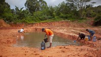 Warga di kawasan tersebut kesulitan mendapatkan air bersih disebabkan kurangnya pasokan dari Perusahaan Daerah Air Minum (PDAM) Batam.  