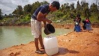 Warga terpaksa menggunakan air tampungan hujan ataupun membeli air bersih untuk memenuhi kebutuhan sehari-hari.  