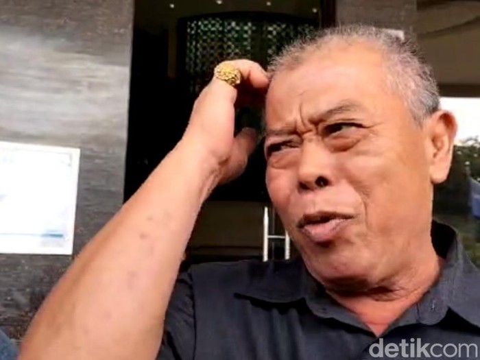 Ketua DPRD Jatim Kusnadi saat menjawab pertanyaan wartawan sambil garuk-garuk kepala