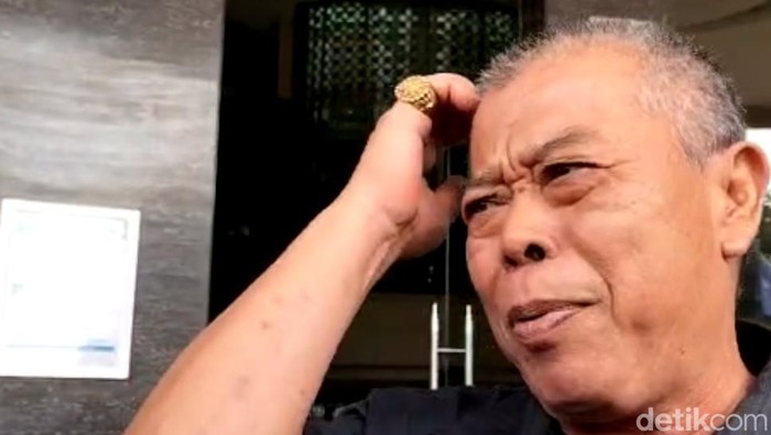 Ketua DPRD Jatim Kusnadi saat menjawab pertanyaan wartawan sambil garuk-garuk kepala