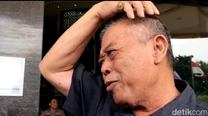 Ketua DPRD Jatim Kusnadi saat menjawab pertanyaan wartawan sambil garuk-garuk kepala