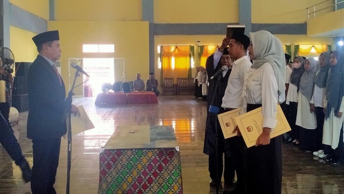 Ketua KPU Dompu Arifuddin,  mengambil sumpah janji perwakilan PPS se-Kabupaten Dompu, Selasa (24/1/2023). (Faruk Nickyrawi)