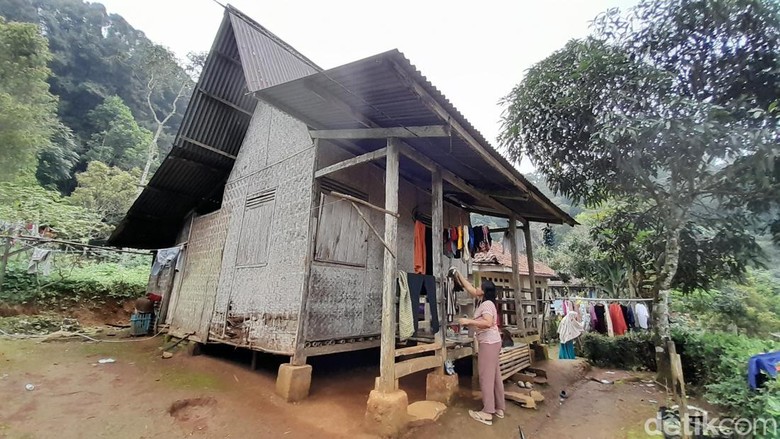 Keunikan rumah adat julang ngapak di Dusun Sempurmayung, Desa Cimarga, Kecamatan Cisitu, Kabupaten Sumedang.