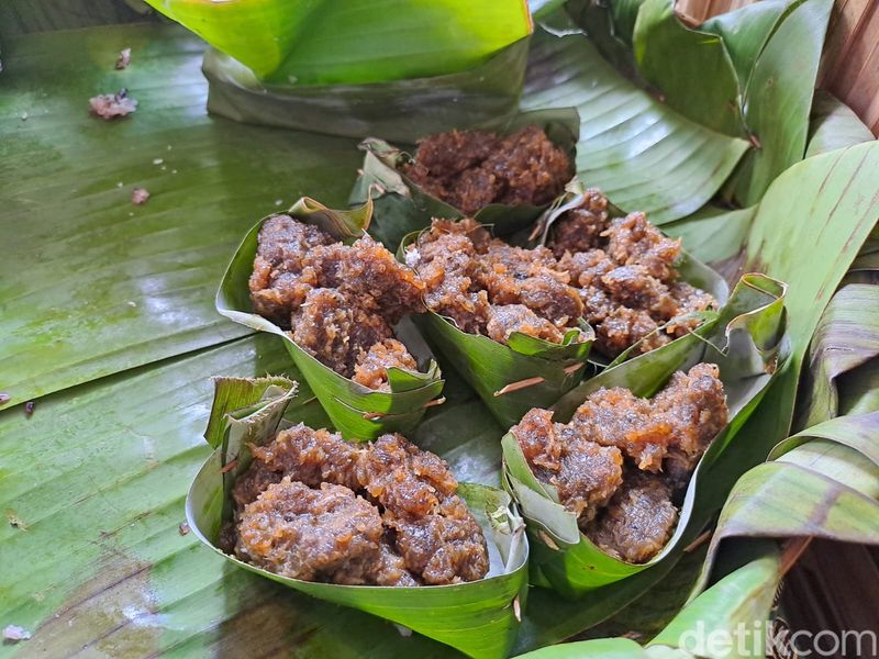 Kicak merupakan makanan dengan bahan dasar gaplek singkong. Rasa dari kicak ini manis. Makanan berwarna cokelat ini biasanya dihidangkan dengan daun pisang. Foto diunggah Selasa (24/1/2023).