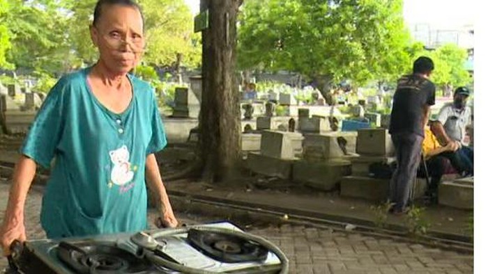 Nenek Sarmi tetap gigih berjualan demi menghidupi keempat cucunya yang ditinggalkan kedua orang tuanya. Yuk, bantu Nenek Sarmi dengan donasi di berbuatbaik.