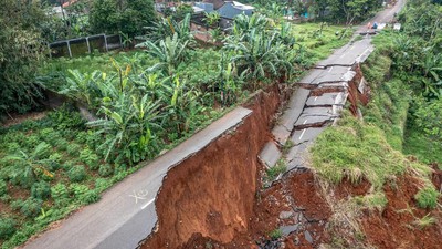Jalur Alternatif Semarang-Demak yang Terputus Kini Makin Parah