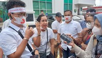 Para Tergugat menyatakan tak habis pikir dengan Meikarta. Konsumen menuntut hak mereka malah digugat ke pengadilan. Kita sudah habis uang, unit tidak dapat, malah kita dituntut. Coba berpikir logis, waras tidak? Maling teriak maling. Jadi, MSU kita pertanyakan otaknya di mana? Pola pikirnya di mana? ujar salah seorang tergugat. di depan Gedung Pengadilan Negeri Jakarta Barat, Selasa (24/1/2023).  Foto: Almadinah Putri Brilian/detikcom