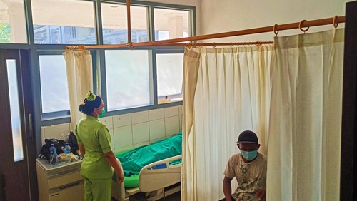 Korban lakalantas mobil pikap yang masih dirawat di RSUD Kabupaten Karangasem Selasa (24/1/2023). (I Wayan Selamat Juniasa)