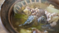 Suppon merupakan nama Jepang untuk kura-kura bercangkang lunak, dan merupakan kelezatan yang berharga di Jepang, dan juga China. Suppon ini biasanya disajikan pada nabe hot pot dengan tambahan aneka sayuran. Harganya sekitar Rp 1,5 juta untuk seporsi. Foto: site news